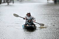 Des gens font du kayak le long d'une rue inondée, depuis le débordement de la rivière Hawkesbury, en raison de pluies torrentielles dans la banlieue de Windsor à Sydney le 4 juillet 2022. 
 

