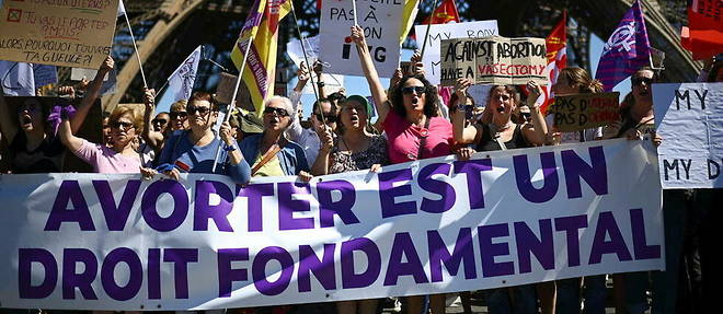 Des manifestants brandissent des banderoles pour le droit a l'avortement lors d'une manifestation a Paris le 2 juillet 2022.
 
