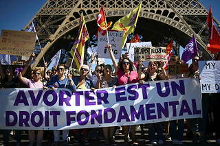 Des manifestants brandissent des banderoles pour le droit à l'avortement lors d'une manifestation à Paris le 2 juillet 2022.
 
