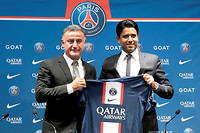 Le nouvel entraîneur du PSG Christophe Galtier accompagné du président du club parisien.
