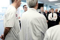 Paris, le 27 février 2020. Emmanuel Macron, accompagné du ministre de la Santé, Olivier Véran (à g.), se rend à l’hôpital de la -Pitié-Salpêtrière, après le décès, la veille, du premier patient français victime du Covid.
