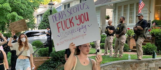 << Chere Cour supreme, fuck you >>, dit la pancarte de cette manifestante devant la maison d'un des juges de la Cour supreme americaine.
