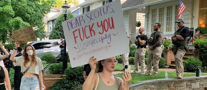 « Chère Cour suprême, fuck you », dit la pancarte de cette manifestante devant la maison d'un des juges de la Cour suprême américaine.
