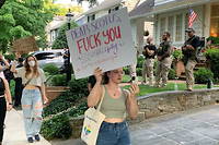 << Chere Cour supreme, fuck you >>, dit la pancarte de cette manifestante devant la maison d'un des juges de la Cour supreme americaine.
