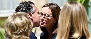 Christophe Béchu et Amélie de Montchalin s'embrassent lors de la passation de pouvoir.
