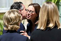 Christophe Béchu et Amélie de Montchalin s'embrassent lors de la passation de pouvoir.
