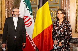 Le ministre-adjoint des Affaires étrangères de la République islamique d'Iran, Ali Bagheri Kani, est reçu par la directrice générale pour les Affaires européennes de la diplomatie belge, Theodora Gentzis, le 27 octobre 2021 à Bruxelles (photo d'illustration). 
