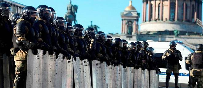  Les forces anti-émeutes sont déployées le 6 mars devant la cathédrale Saint-Isaac, dans le centre de Saint-Pétersbourg, pour briser une manifestation contre la guerre en Ukraine.  ©STRINGER