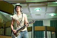 L'Australien Toby Wallace incarne le guitariste Steve Jones dans <<  Pistol >> .
