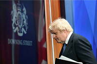 Boris Johnson est poussé vers la sortie.
