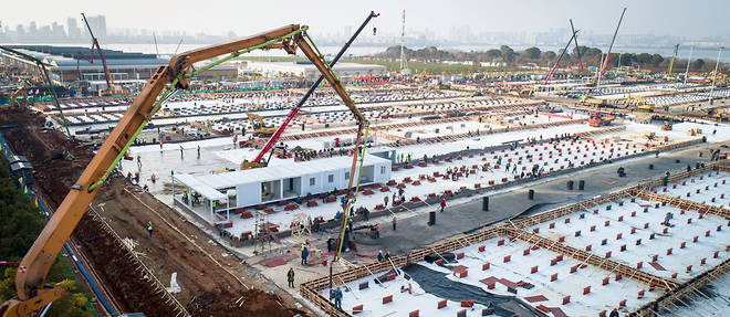 30 janvier 2020. Pekin se flatte de construire en dix jours deux hopitaux de plus de 1 000 lits a Wuhan.
