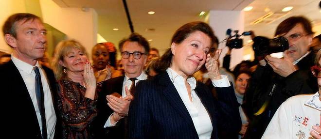 17 février 2020. La ministre Agnès Buzyn attend son successeur, Olivier Véran, pour la passation des pouvoirs au ministère de la Santé, à Paris.
