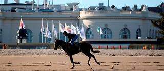  Au lever et au coucher du soleil, cavaliers et chevaux peuvent emprunter un parcours balisé entre hippodrome et plage.   ©Romain Gaillard