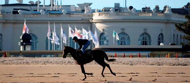  Au lever et au coucher du soleil, cavaliers et chevaux peuvent emprunter un parcours balise entre hippodrome et plage.   (C)Romain Gaillard