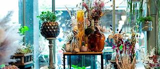  Dans la boutique de fleurs Envie d’autrefois a éclos un concept-store proposant bijoux, vêtements et produits locaux.  ©Romain GAILLARD/REA