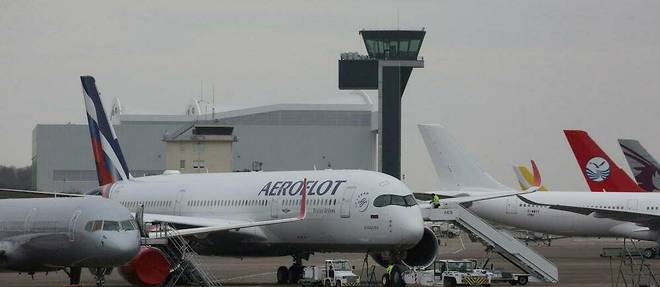 Un Airbus A380 stationne sur le l'aéroport Marcel Dassault de Châteauroux-Déols.
