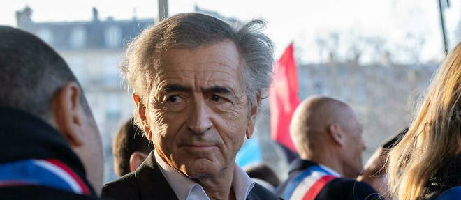 Le philosophe, ecrivain et grand reporter Bernard-Henri Levy participe a une manifestation contre l'invasion de l'Ukraine par la Russie, place de la Bastille, a Paris, le 5 mars 2022.
