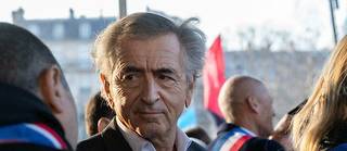 Le philosophe, écrivain et grand reporter Bernard-Henri Lévy participe à une manifestation contre l'invasion de l'Ukraine par la Russie, place de la Bastille, à Paris, le 5 mars 2022.
