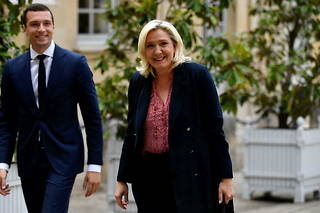 Marine Le Pen atteint son plus haut niveau jamais mesuré dans notre baromètre avec 38 % d’opinions favorables (+ 3 points) (ici avec Jordan Bardella à Matignon, le 29 juin 2022).
