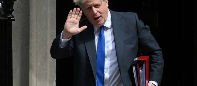 De plus en plus isole, Boris Johnson se bat pour sa survie