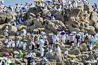 Les p&egrave;lerins prient sur le mont Arafat, point culminant du hajj