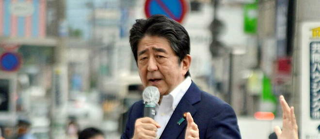 Shinzo Abe pres de la gare de Yamato Saidaiji dans la prefecture de Nara le 8 juillet 2022, quelques secondes avant qu'il ne soit abattu. 
