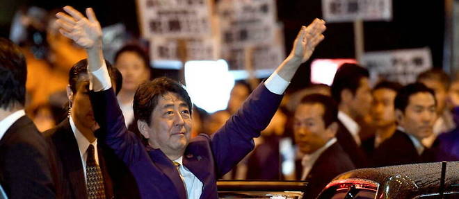 Shinzo Abe saluant ses partisans le 21 octobre 2017.
