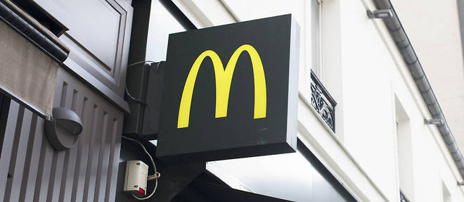 Une enseigne McDonald's a Paris.

