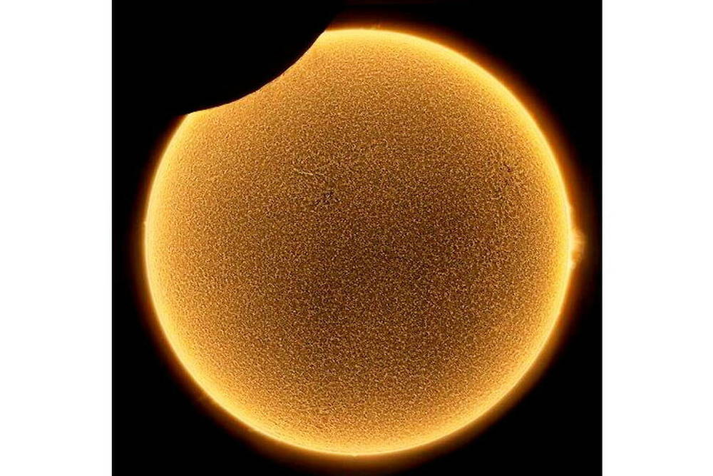 "Partial Eclipse of the Sun in H-alpha" par Alessandro Ravagnin
