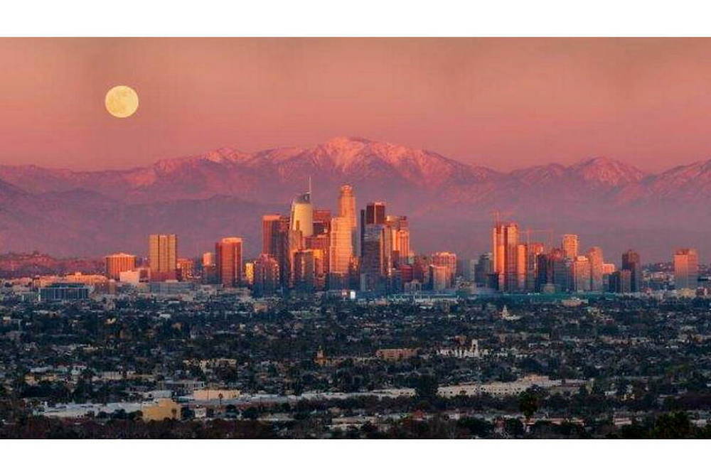 "Moonrise Over Los Angeles" par Sean Goebel