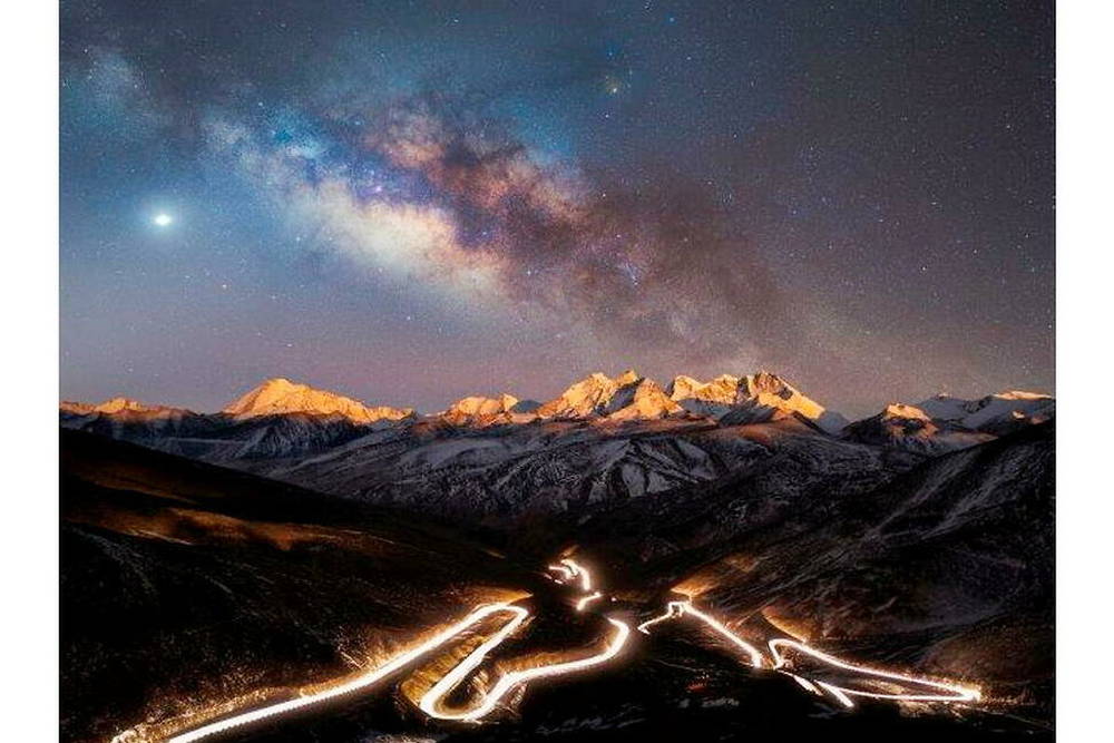 "The Starry Sky Over the World’s Highest National highway" par Yang Sutie
