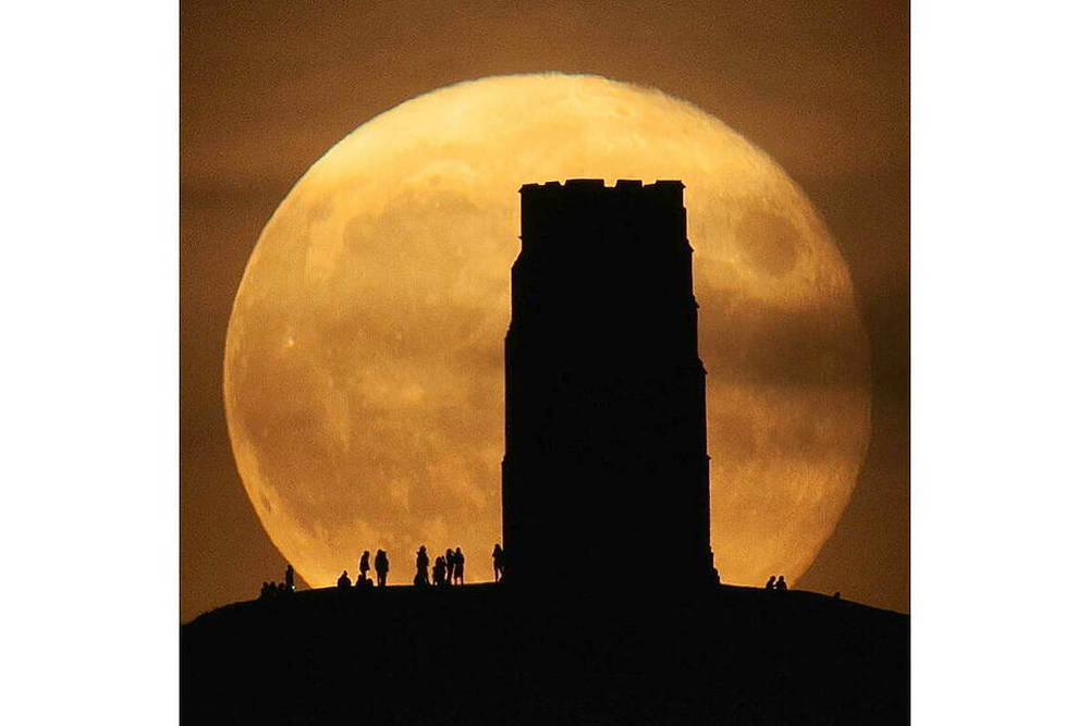"Equinox Moon and Glastonbury Tor" par Hannah Rochford