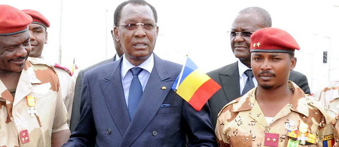 Les Idriss Deby se sont succede au pouvoir au Tchad : le fils est devenu chef de l'Etat dans le sillage de son pere. Ici, Idriss Deby Itno est en compagnie de son fils Mahamat Idriss Deby (a droite) alors, en mai 2013, commandant en second du contingent tchadien au Mali, et d'Oumar Bikimo (a gauche), commandant dudit contingent.  
