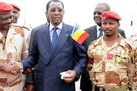 Les Idriss Déby se sont succédé au pouvoir au Tchad : le fils est devenu chef de l'État dans le sillage de son père. Ici, Idriss Déby Itno est en compagnie de son fils Mahamat Idriss Déby (à droite) alors, en mai 2013, commandant en second du contingent tchadien au Mali, et d'Oumar Bikimo (à gauche), commandant dudit contingent.  
