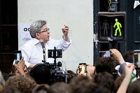 Le chef de la coalition de gauche Nupes, Jean Luc Mélenchon, prononce un discours devant l'Elysée Montmartre après les premiers résultats des législatives, à Paris, le 19 juin. 
