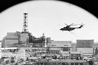 Un hélicoptère survolant la centrale de Tchernobyl, le 6 mai 1986.  
