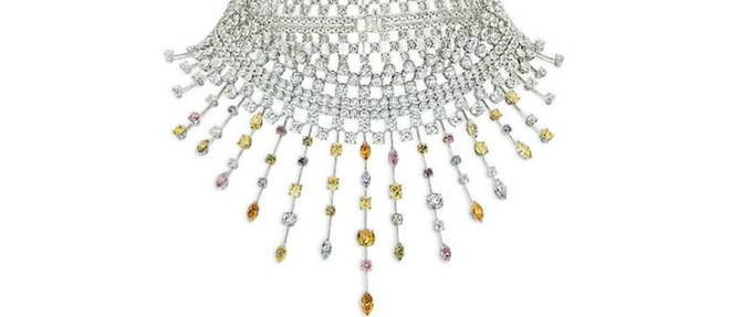 Piece phare de l'exposition : le collier Proust, constitue d'un assortiment exceptionnel de diamants de couleur qui provenaient d'une collection privee constituee par un passionne durant soixante ans.
