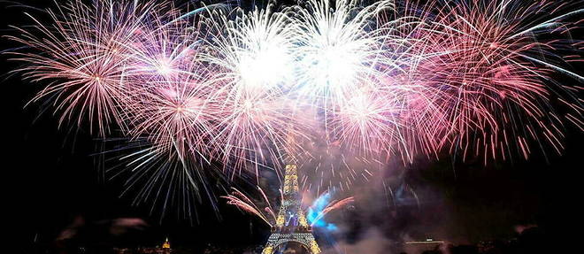 Le traditionnel feu d'artifice du 14 Juillet au pied de la tour Eiffel debutera a 23 heures jeudi soir (image d'illustration).

