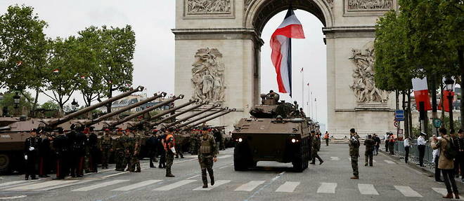 Les chars AMX-10 RC du 1er regiment de spahis passent sous sous l'Arc de Triomphe, le 14 juillet 2021.
