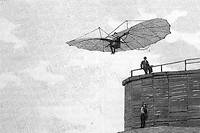 Otto Lilienthal s'élançant d'une tour de bois avec son appareil volant (d'après une photographie instantanée). Gravure issue de  La Nature : revue des sciences et de leurs applications aux arts et à l'industrie  du 3 février 1894.  
