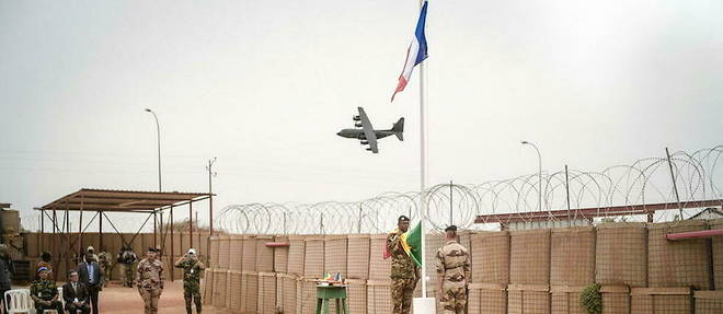 Dans le nord du Mali, les soldats francais de l'operation Barkhane ont laisse les cles de la base de Tombouctou aux Forces armees maliennes fin decembre 2021, mettant fin a neuf annees de presence. La ville avait ete liberee par les Francais en 2013. 
