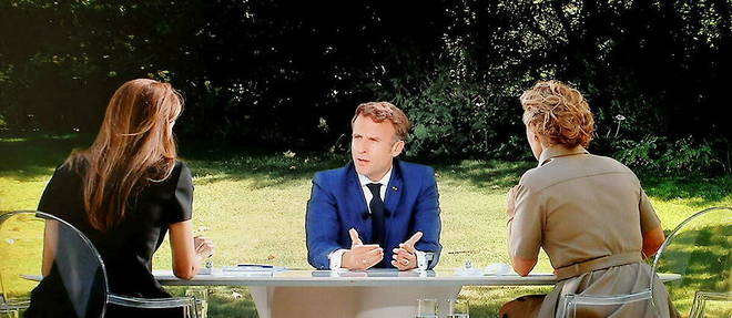 Emmanuel Macron repondait aux questions d'Anne-Claire Coudray et de Caroline Roux,  pour une interview ce 14 juillet, a l'Elysee.
