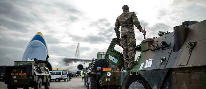 Chargement a Istres de vehicules de l'armee francaise a destination de la base de l'Otan de Constanta, en Roumanie, le 2 mars 2022.
