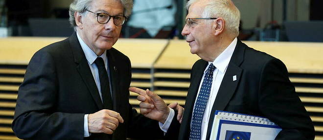 Thierry Breton, commissaire europeen au marche interieur, au cote de Josep Borrell, chef de la diplomatie europeenne, le 11 mai a Bruxelles.
