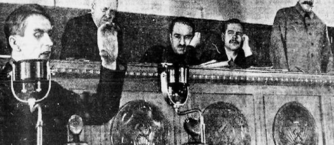 Lyssenko s'exprimant au Kremlin en 1935, en presence notamment de Staline (a dr.).
