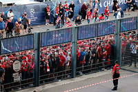 Stade de France, le 28 mai 2022. Des supporteurs de Liverpool attendent de pouvoir accéder aux gradins avant le match de leur club contre le Real de Madrid en finale de la Champions League.
