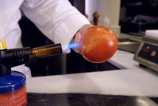  Jean-François Piège : monder les tomates à la flamme.
