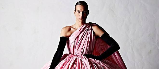  Le créateur Demna Gvasalia dessine l’allure pour Balenciaga, au fil d’un défilé en 59 passages. Numéro 58 : le mannequin Inti Wang en robe de taffetas de soie. 