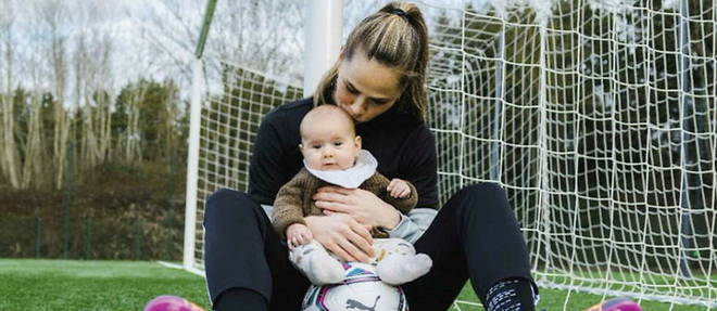 La joueuse islandaise quittera l'Olympique lyonnais pour rejoindre la Juventus de Turin des la saison prochaine. Sur ses comptes de reseaux sociaux, elle publie notamment des photos, posant avec son enfant.
