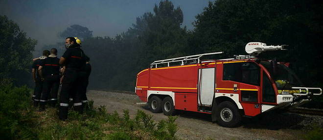 Plusieurs centaines de pompiers sont constamment mobilises sur les feux en Gironde.
